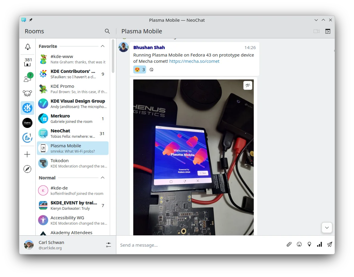 NeoChat Matrix-kliens a KDE közösségi szobáinak listájával és egy megnyitott beszélgetéssel